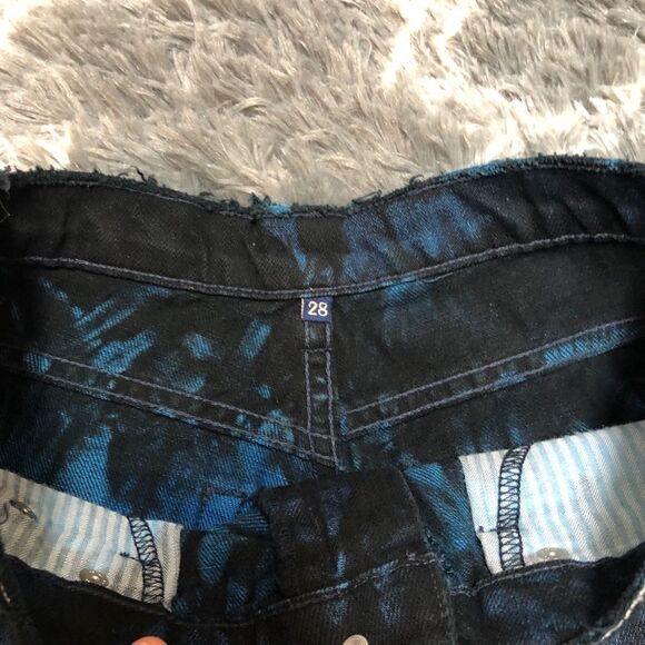 LF CARMAR Distressed Shorts - Picture 3 of 4
